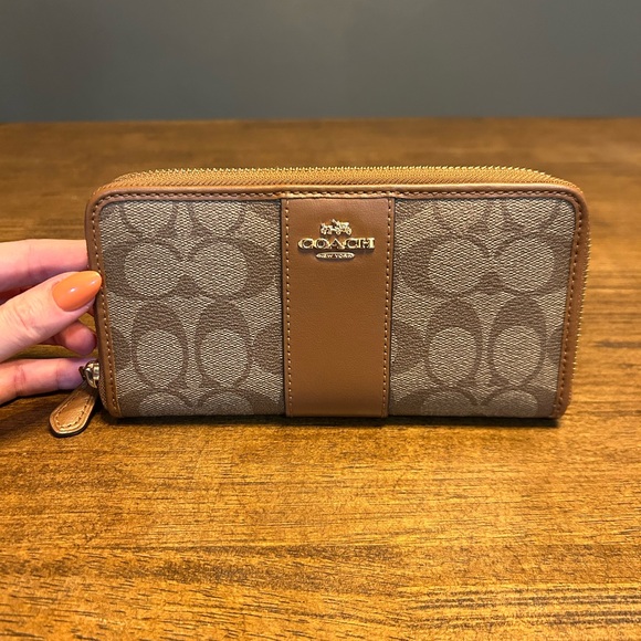 Coach Signature C Logo Brown and Tan Patent Leather Accordion Zip Wallet - Picture 1 of 11